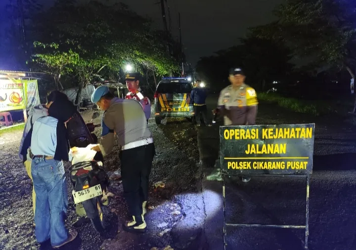 Sejumlah Anak Muda Diminta Nyanyikan Indonesia Raya Saat Polsek Cikarang Pusat Gelar Operasi Kejahatan Jalanan