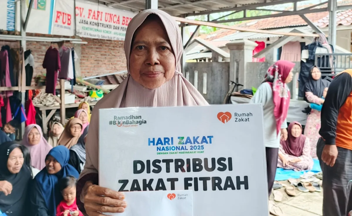Rumah Zakat Bekasi Salurkan 100 Paket Zakat Fitrah untuk Mustahik Terdampak Banjir Tambun Utara