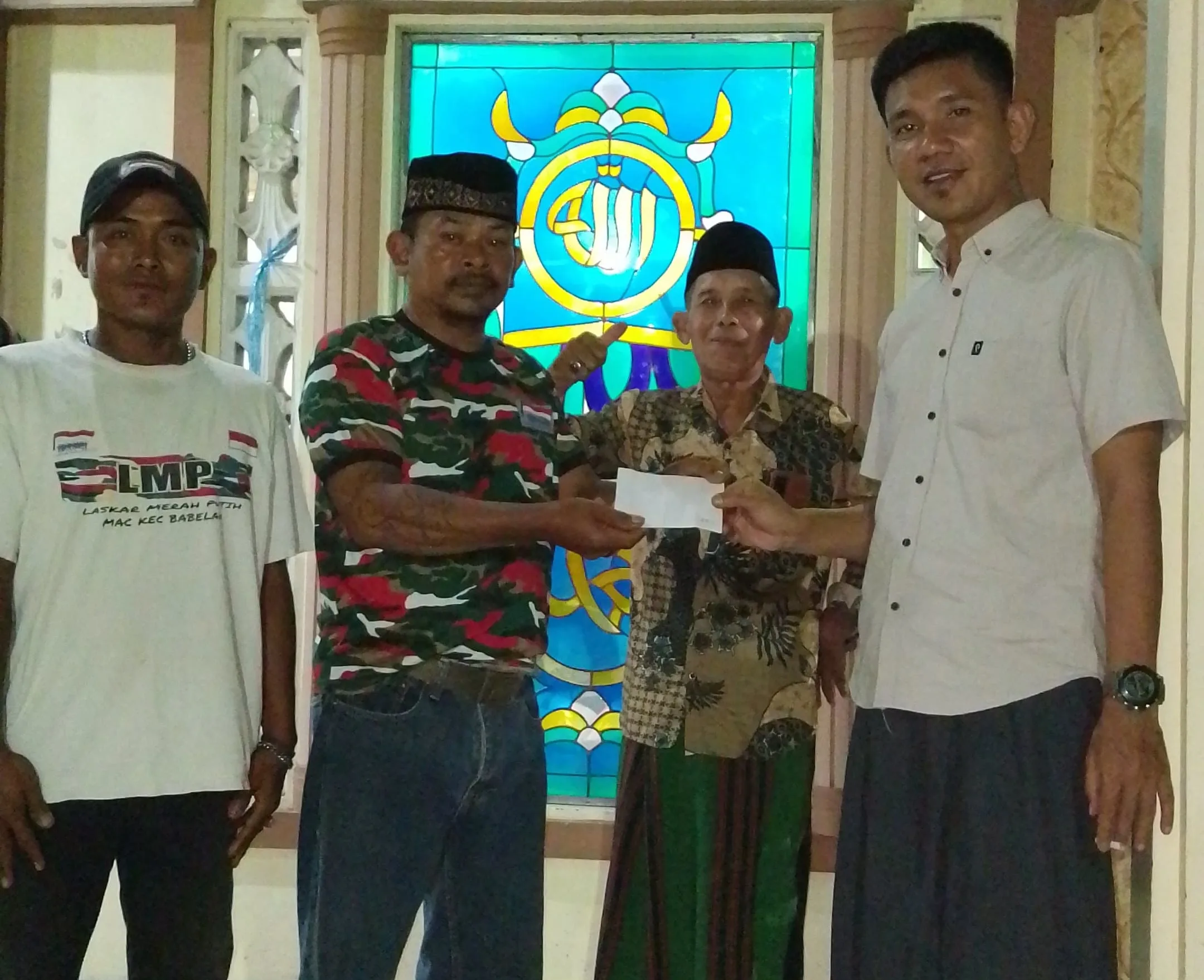 Laskar Merah Putih Ranting Desa Muara Bakti Salurkan Bantuan ke Masjid At-Tauhid di Bulan Ramadan