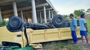 Truk pengangkut plat baja terjun dari tol cibitung cilincing, sopir dan kernet luka luka