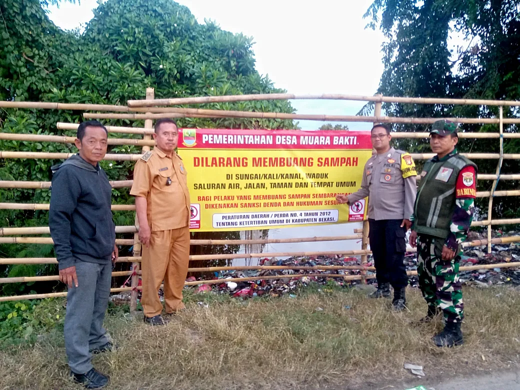 Cegah Keberlanjutan Pembuangan Sampah Liar di Pinggir Jalan Kades Muara Bakti Bikin Pagar