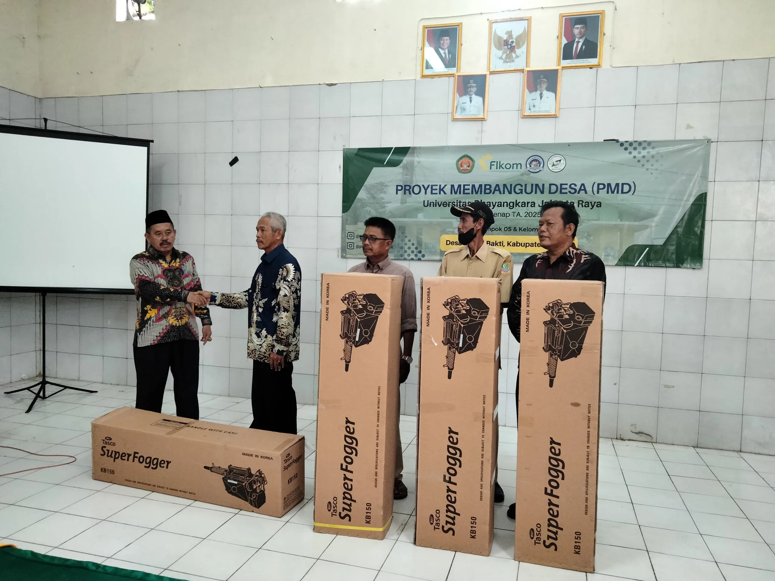 Antisipasi DBD, Kades Muara Bakti Salurkan Alat Fogging ke 4 Kadus