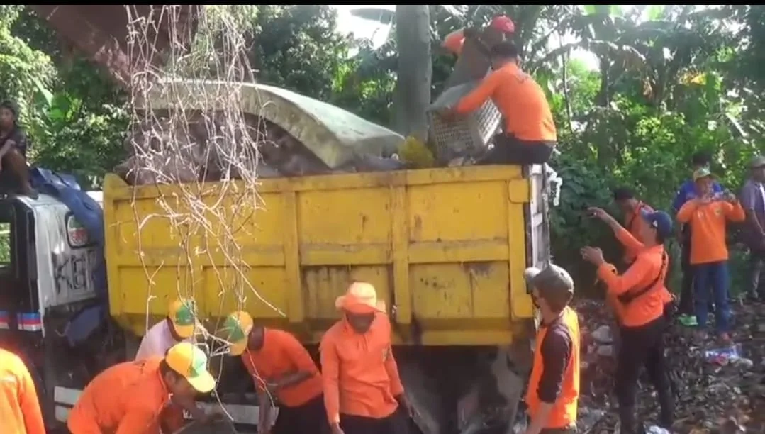 Lurah Kebalen dan UPTD Wilayah 1 Angkut Sampah Viral di Kali Bekasi