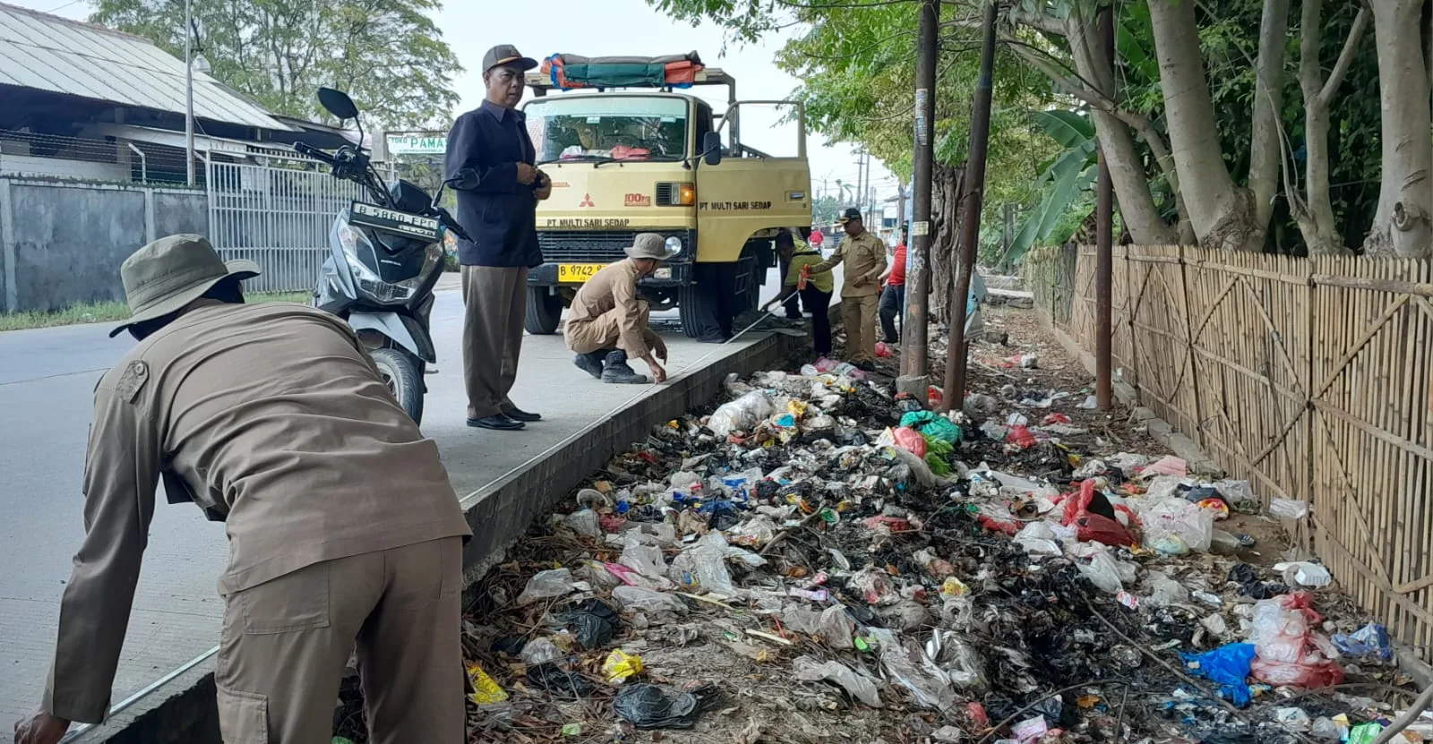 Ditemani Staf Desa Kedung Pengawas, Kasi Trantib Kecamatan Babelan Monitor Sampah Liar