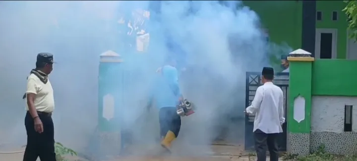 1 Warga MD dan 2 Dirawat, Pemdes Muara Bakti Gandeng Puskesmas Babelan II Lakukan Fogging