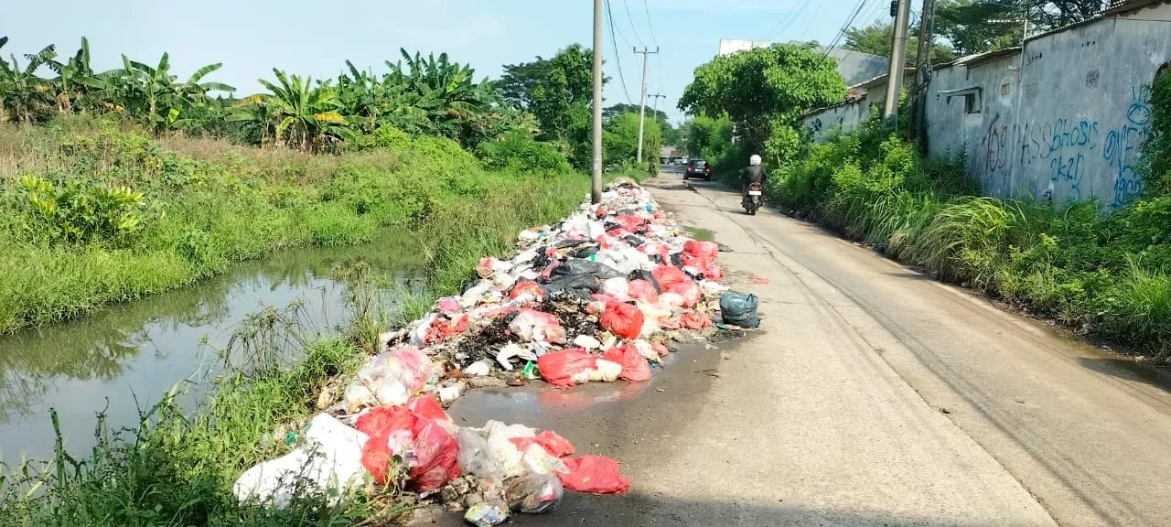 Sampah Liar Berserakan di Jalan Mutiara Gading City, Warga Soroti Kinerja UPTD Persampahan Wilayah 1 DLH Kabupaten Bekasi