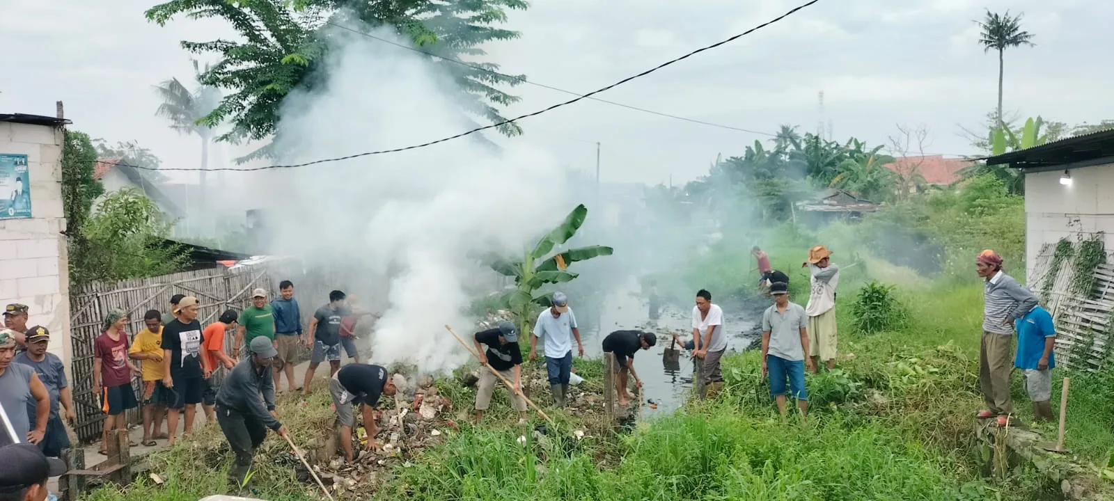 Warga RT02/01 Antusias Laksanakan Kerjabakti Bersihkan Lingkungan