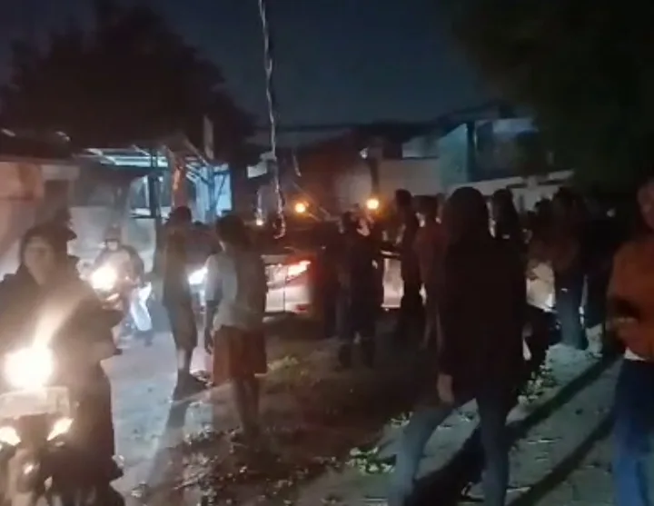Mobil Sedan Rusak Tertimpa Tiang Listrik akibat Kabel TM PLN Tersangkut Trailer, Bikin Macet