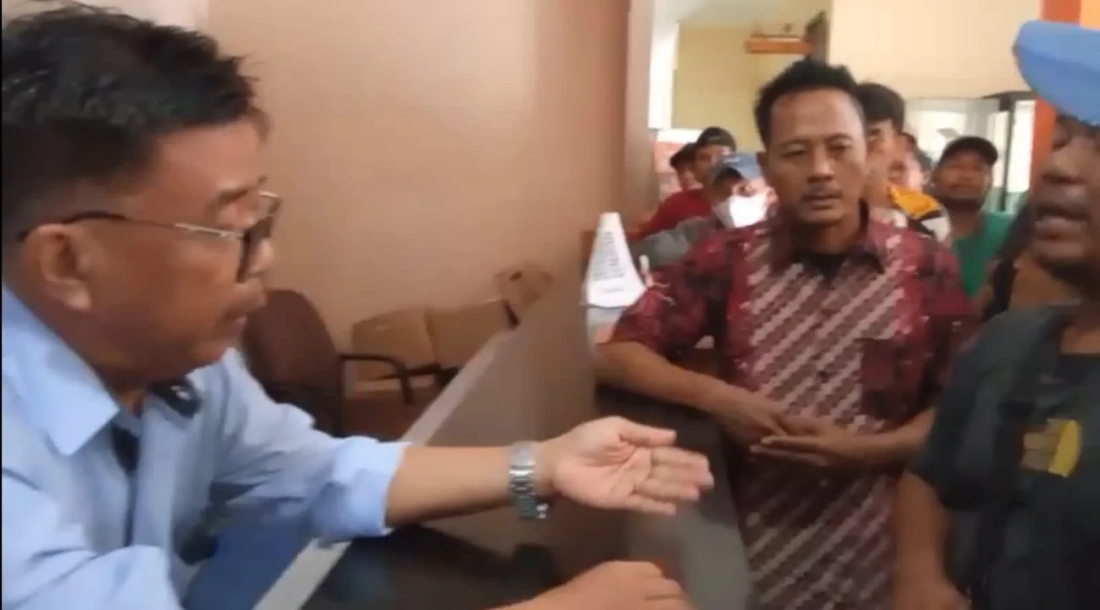 Tuntut Kejelasan Penertiban Bangunan Liar Puluhan Warga Kampung Pulo Timaha Geruduk Kantor Kecamatan Babelan