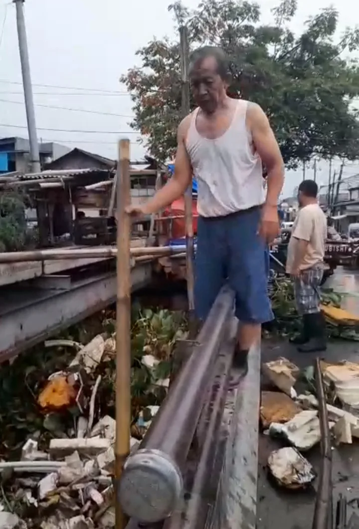 Warga Setia Asih Sesalkan Ulah Warga Kali Abang Tengah yang Hanyutkan Sampah ke Kali Tanah Tinggi