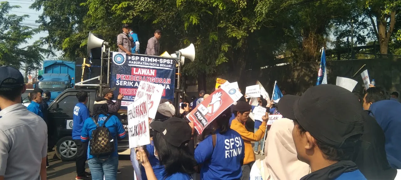 Pekerja PT Nirwana Lestari Gelar Aksi Unjuk Rasa