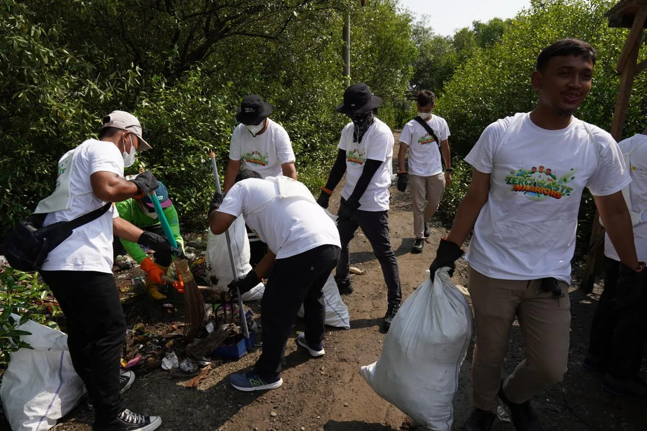 PLN Nusantara Power Gerakan Ratusan Relawan Angkat 2,1 Ton Sampah di Kampung Nelayan