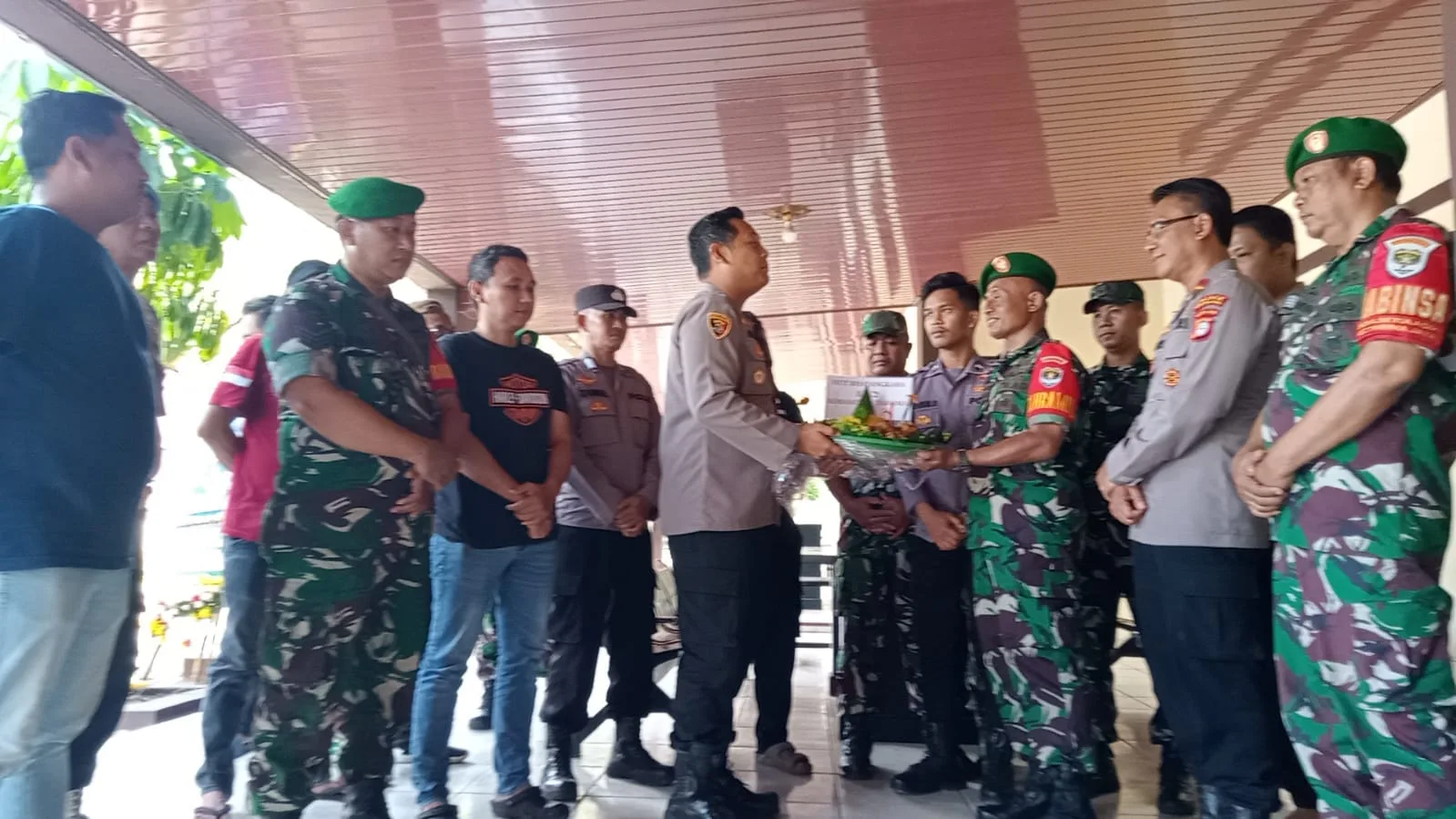 Danramil 02/Tarumajaya Sambangi Polsek Tarumajaya, Ucapkan HUT Bhayangkara ke-79 sebagai Wujud Sinergitas TNI-POLRI