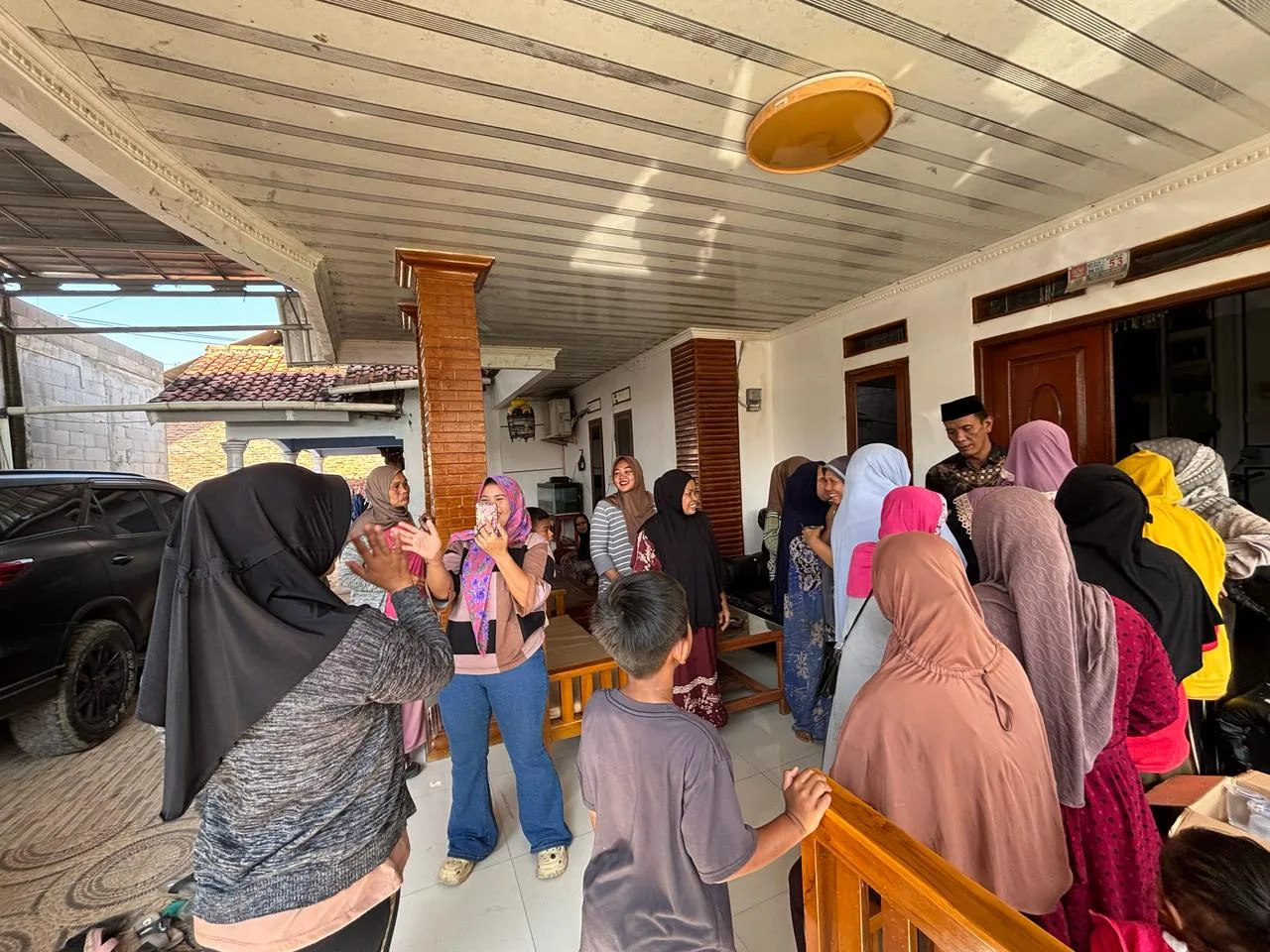 Emak-emak Grudug Rumah Kades Buni Bakti, Tuntut Normalisasi Sungai dan Pembongkaran Bangunan Liar