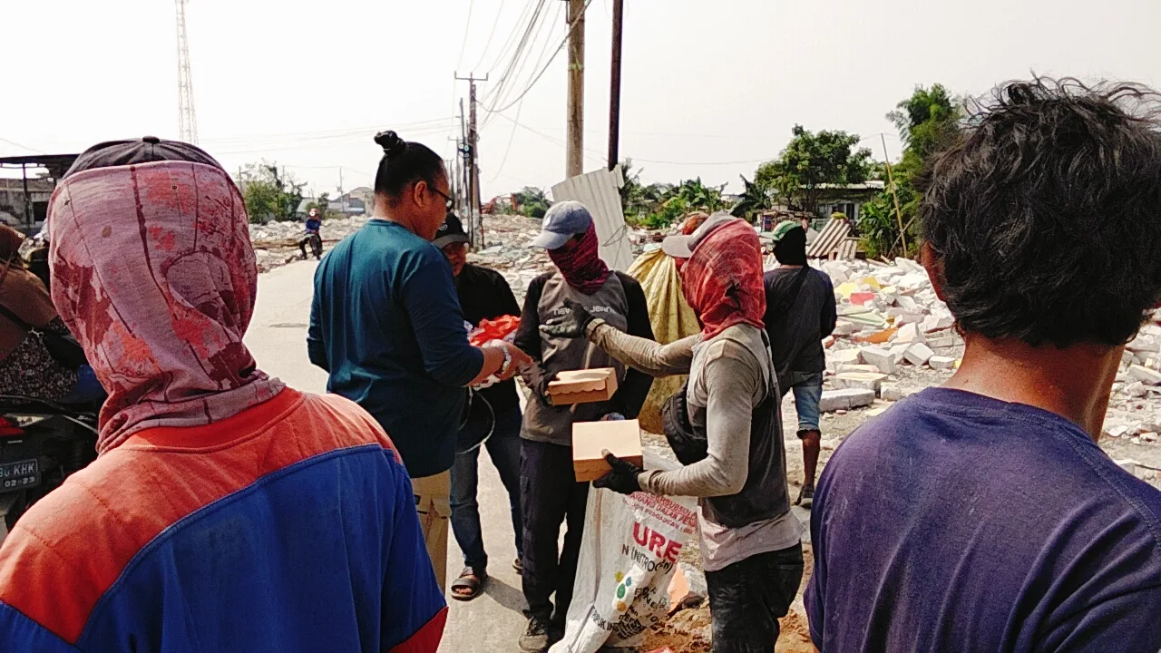 Jumat Berkah, Pokja Wartawan Babelan Utara Salurkan Nasi Box untuk Warga Korban Penggusuran