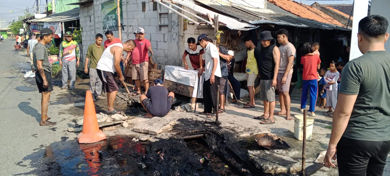 PPK dan Warga RT02/14 Kebalen Kembali Gelar Gotong Royong, Fokus Bersihkan Saluran Air