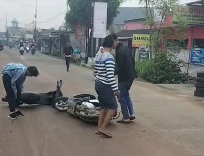 Ceceran Tanah Merah di Jalan Raya Pertamina Sebabkan Kecelakaan, Warga Minta Tindakan Tegas