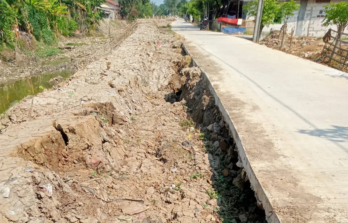 Warga Kampung Kepuh Desak PT. BRP Perbaiki Tanggul Kali Cikarang Hilir yang Longsor