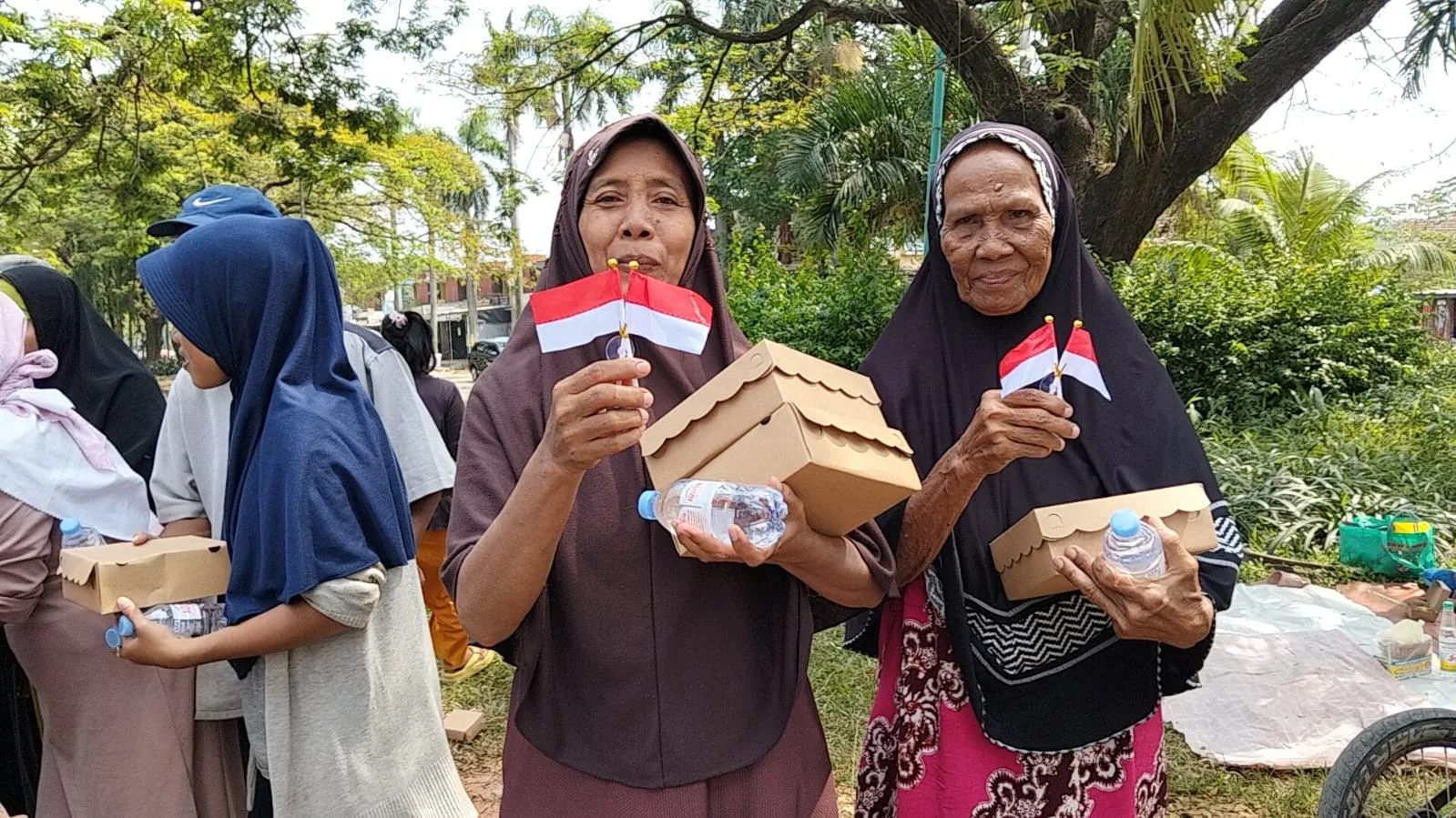 Pokja Wartawan Babelan Utara Gelar Jumat Berkah, Bagikan Nasi Kotak dan Ratusan Bendera Merah Putih