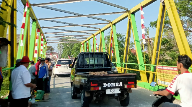 Sambut hut ri ke 80, kepala desa muara bakti lakukan pengecatan sejumlah jembatan