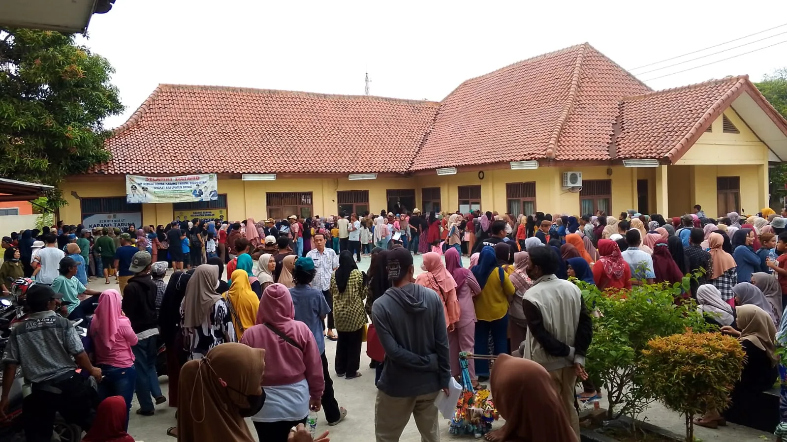 Antrian BLT Kesra 2025 di Babelan Membludak, Warga Pingsan