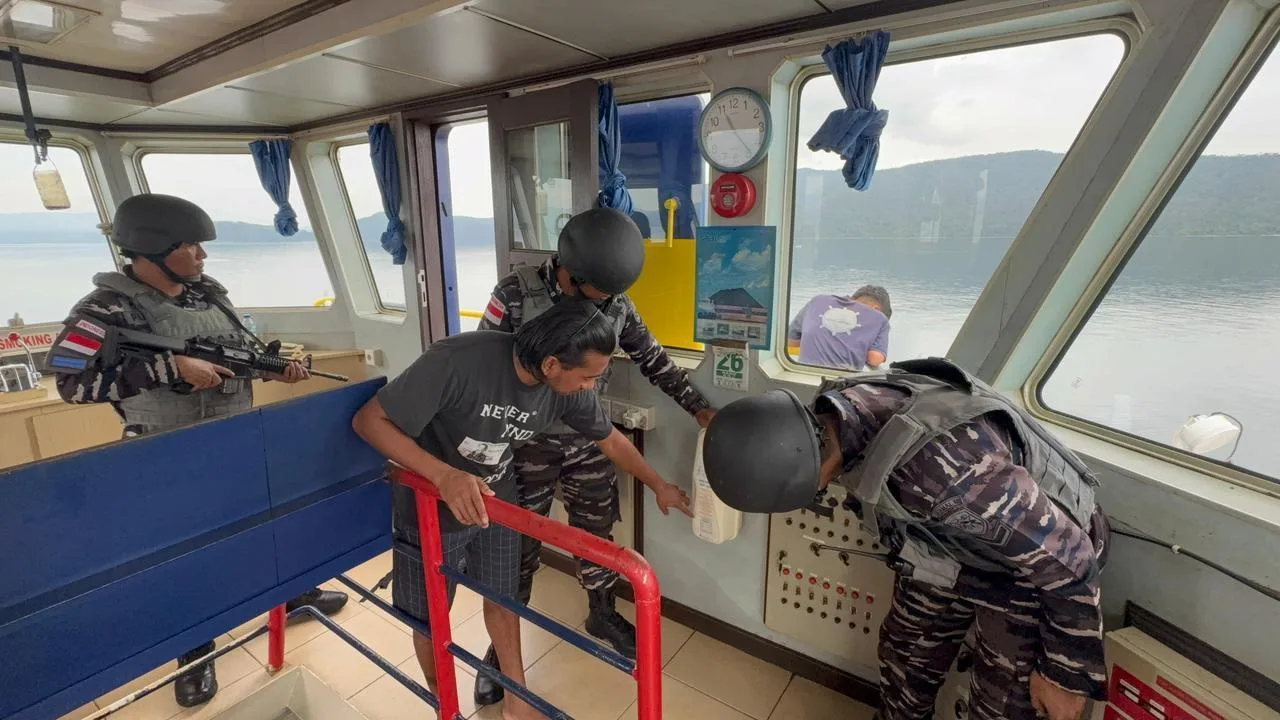KRI Pari-849 Amankan Kapal Bermuatan Ore Nikel Ilegal di Perairan Sulawesi Tenggara