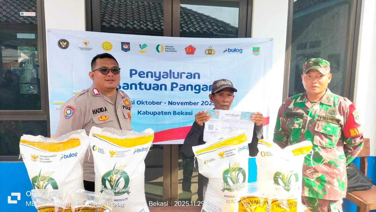 Babinsa dan Binmaspol Amankan Penyaluran Bantuan Pangan di Desa Kedung Pengawas, 1.641 Warga Jadi Penerima