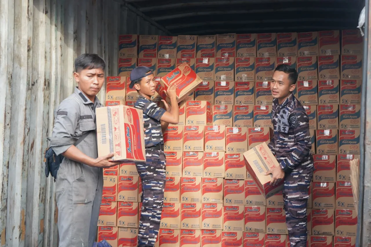 TNI AL Gerak Cepat Kirim Bantuan Pascabencana di Sumatera