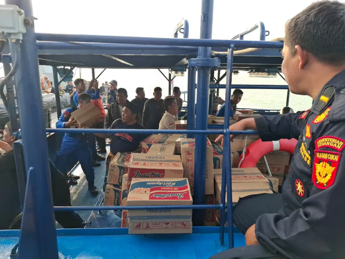 Proses pemindahan bantuan STS dari KRI ke kapal Bea Cukai