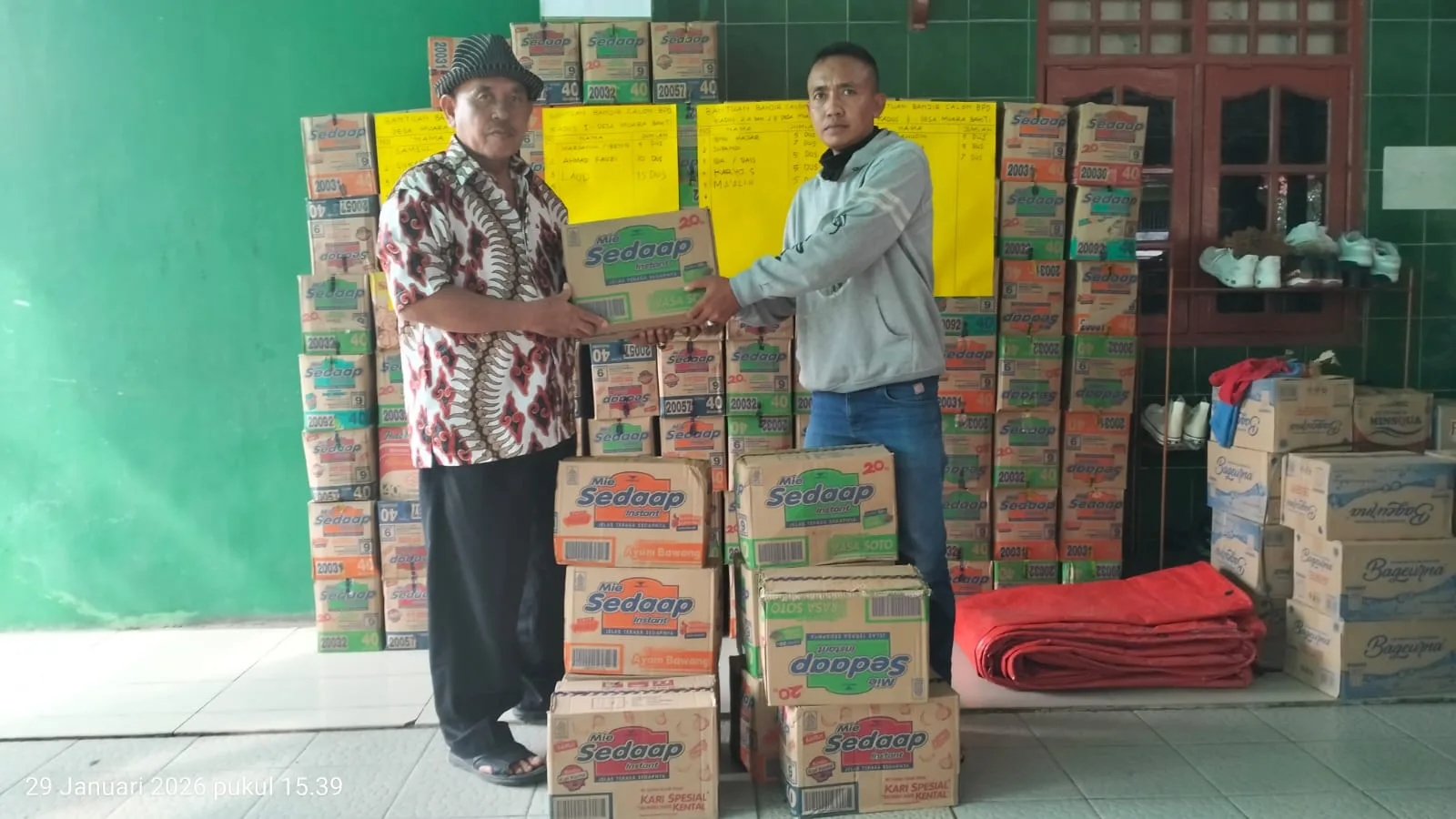 Ajarkan Rasa Tanggung Jawab, Kades Muara Bakti Ajak BPD Bantu Warga Terdampak Banjir