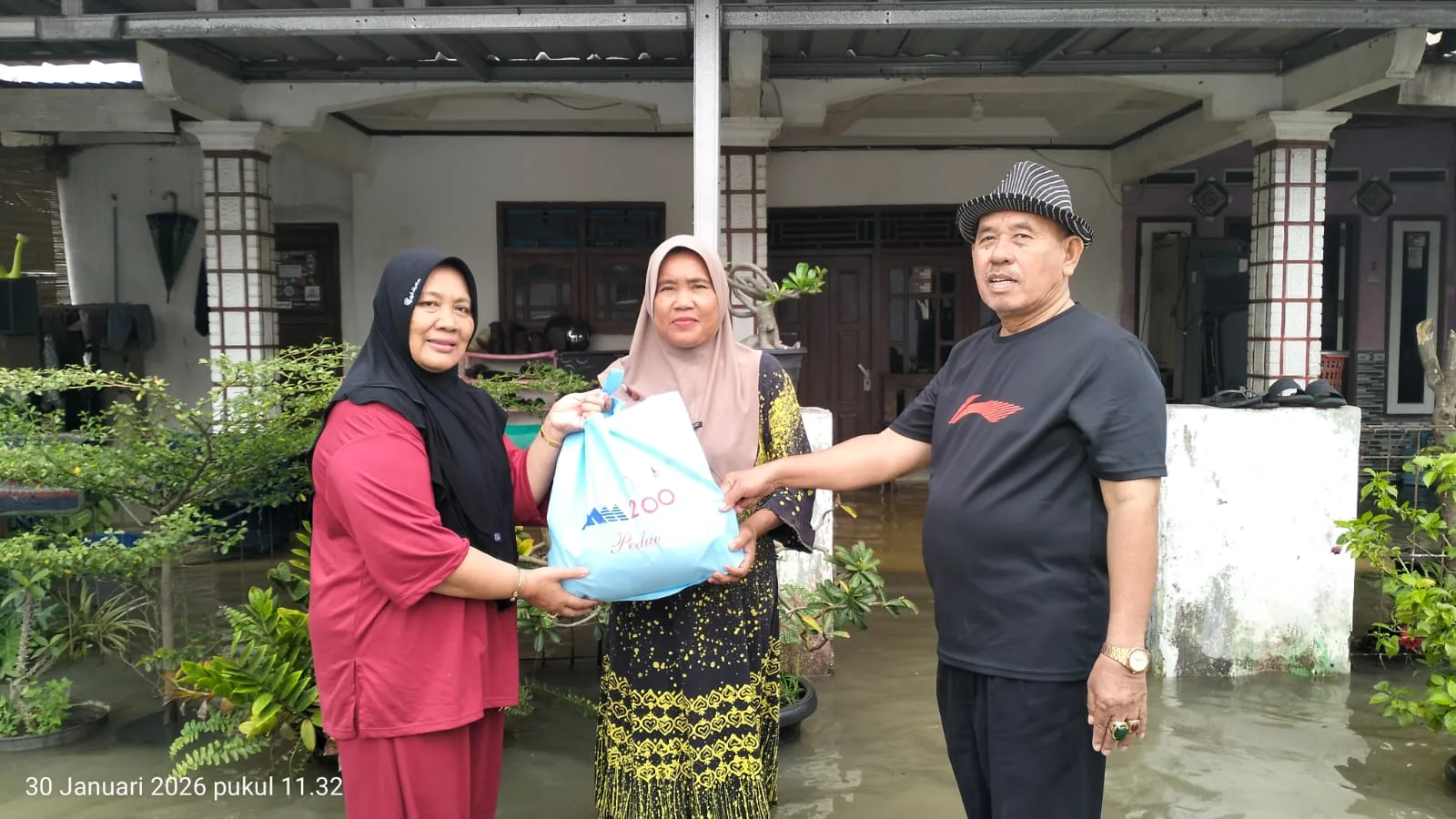 Kades Muara Bakti Salurkan Bantuan Korban Banjir di Kampung Babakan