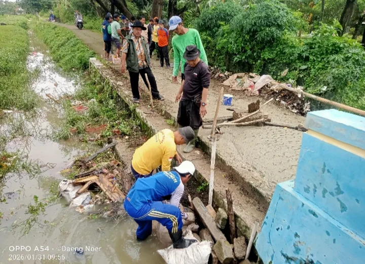 Kades Muara Bakti Perbaiki Gorong-gorong, Upaya Percepat Surutnya Banjir di Kampung Babakan