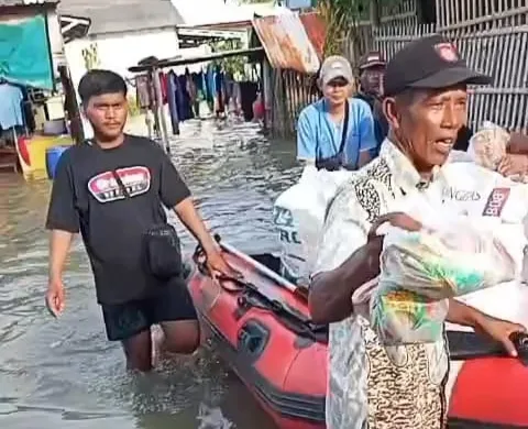 Kades Muara Bakti Kembali Salurkan Bantuan untuk Warga Terdampak Banjir