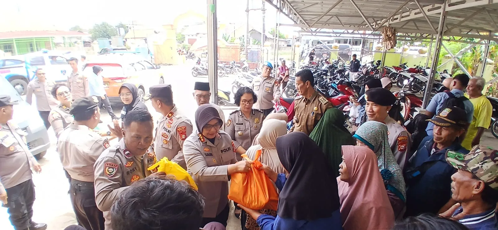 Polres Metro Bekasi Salurkan Bantuan Sembako untuk Warga Terdampak Banjir di Tiga Kecamatan