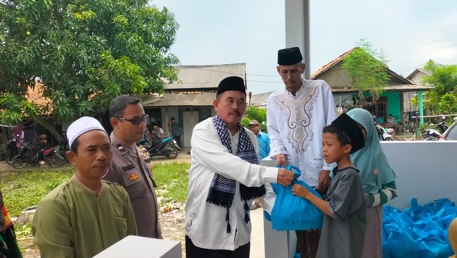 Pasca Banjir, Kades Muara Bakti Santuni Anak Yatim Piatu dan Jompo