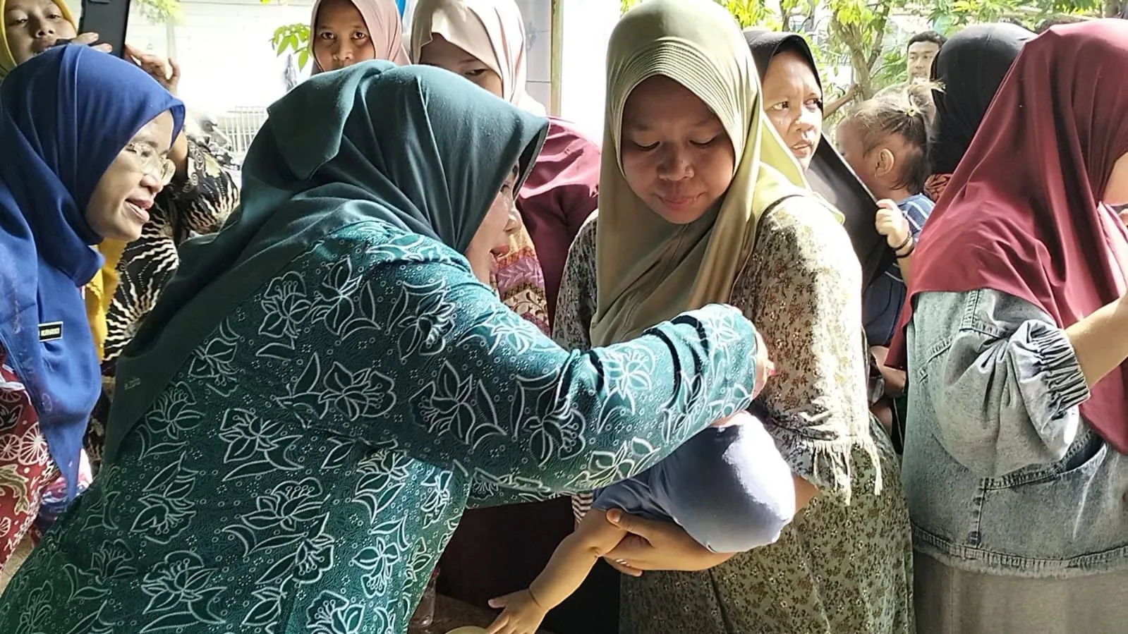 Ketua PKK Desa Muara Bakti Dampingi Bidan Desa Lakukan Pelayanan Kesehatan Balita