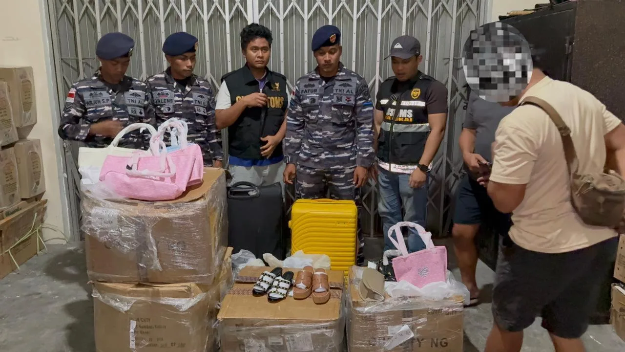 TNI AL dan Bea Cukai Nunukan Gagalkan Penyelundupan Barang Branded Asal Malaysia