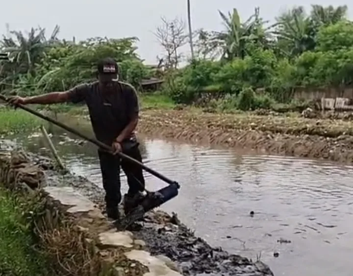 Warga RT02 Kedung Pengawas Gelar Korve Bersihkan Kali Kopeng