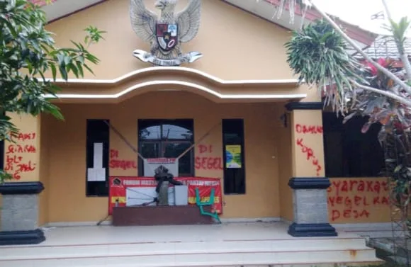 Kantor Desa Pantai Mekar Muaragembong Disegel Warga