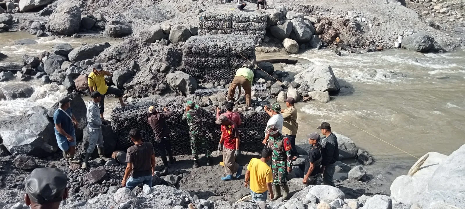 TNI dan Warga Bangun Jembatan Darurat di Bener Meriah
