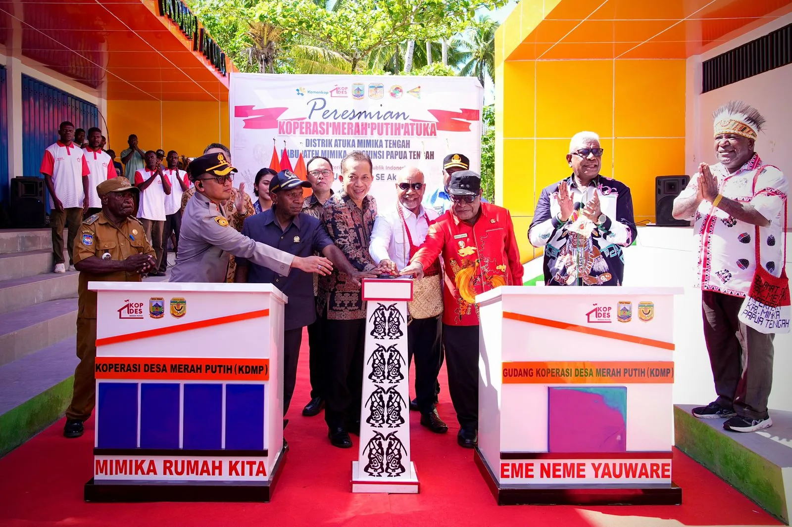 Menkop Resmikan Koperasi Desa Merah Putih di Mimika