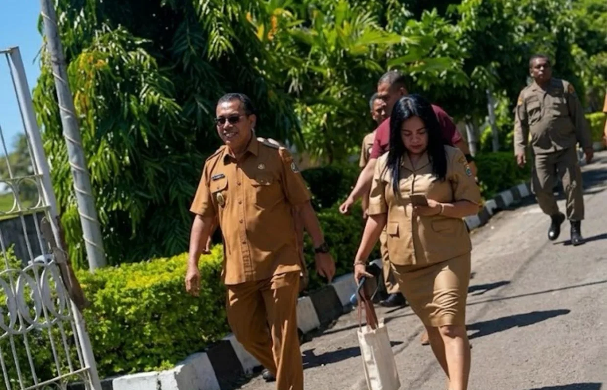 Gubernur NTT Bikin Publik Terkejut: Jalan Kaki ke Kantor Tanpa Sirine