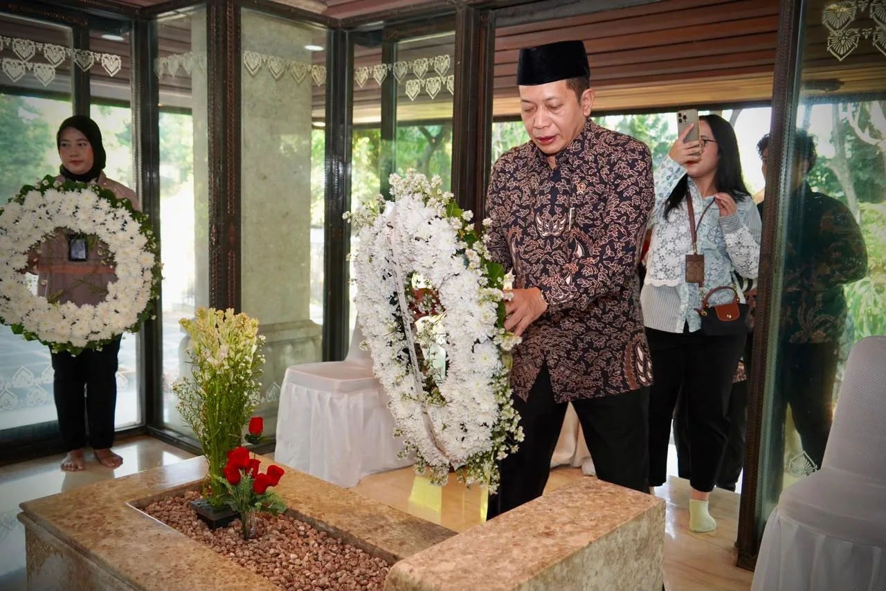 Jelang Harkopnas ke-79, Menkop Ferry Juliantono Ziarah ke Makam Bung Hatta, Tegaskan Kebangkitan Gerakan Koperasi Nasional