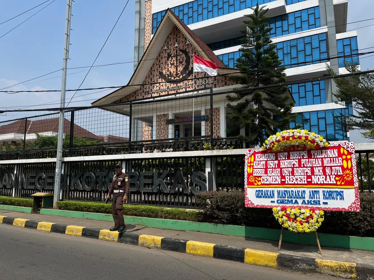 GEMA AKSI Beri Karangan Bunga Ingatkan Kejari Bekasi Terus Usut Korupsi Besar Lain di Kota Bekasi