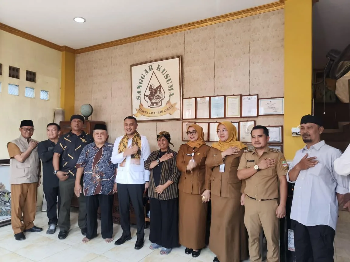 Lurah Setia Asih Dampingi Kunjungan Wamen Kebudayaan Giring Ganesha ke Sanggar Seni Kusuma