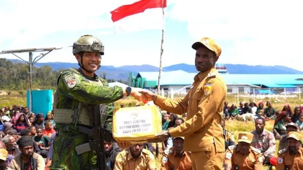 TNI Salurkan Dua Ton Bantuan Logistik ke Pedalaman Puncak Papua, Warga Terdampak Kekeringan Terbantu