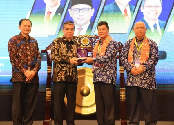 Menaker Yassierli Tekankan Penguatan Kompetensi Lulusan Perguruan Tinggi untuk Hadapi Transformasi Dunia Kerja