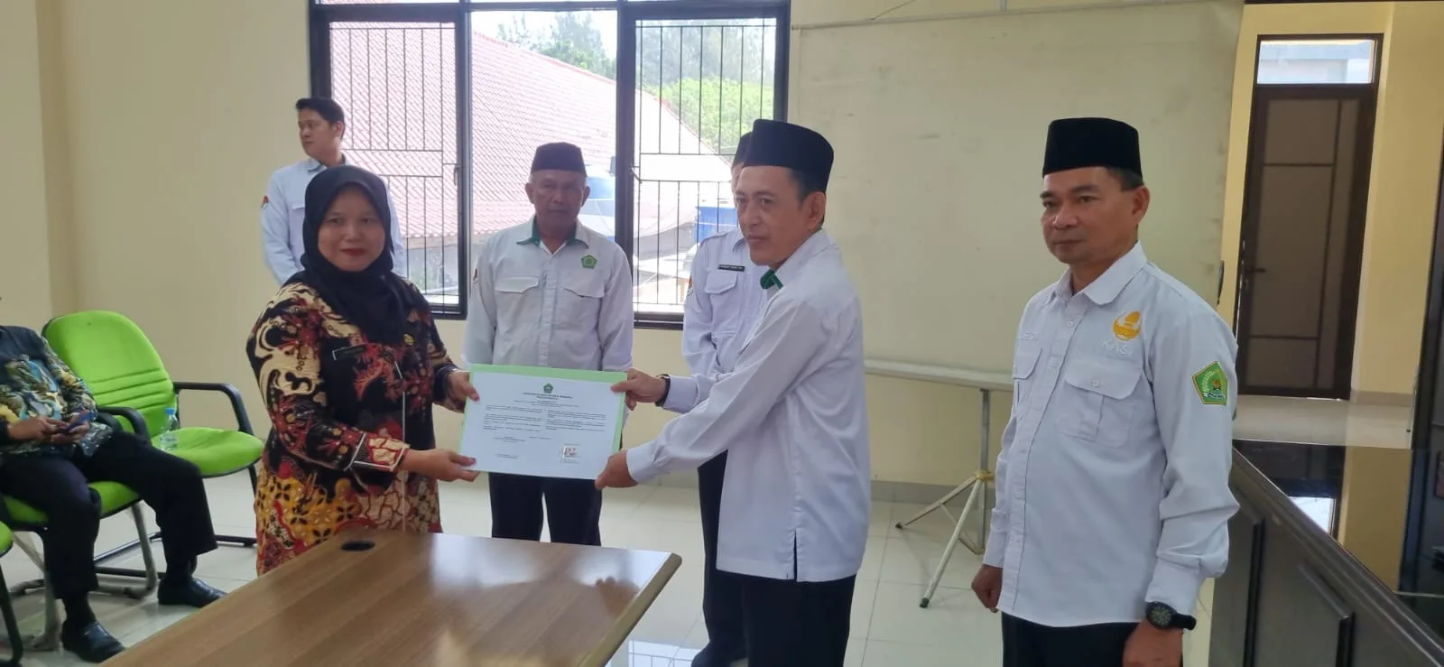 Hj. Zubaedah Anwar Resmi Jabat Kepala KUA Kecamatan Tarumajaya, Gantikan Plt H. Kholidi