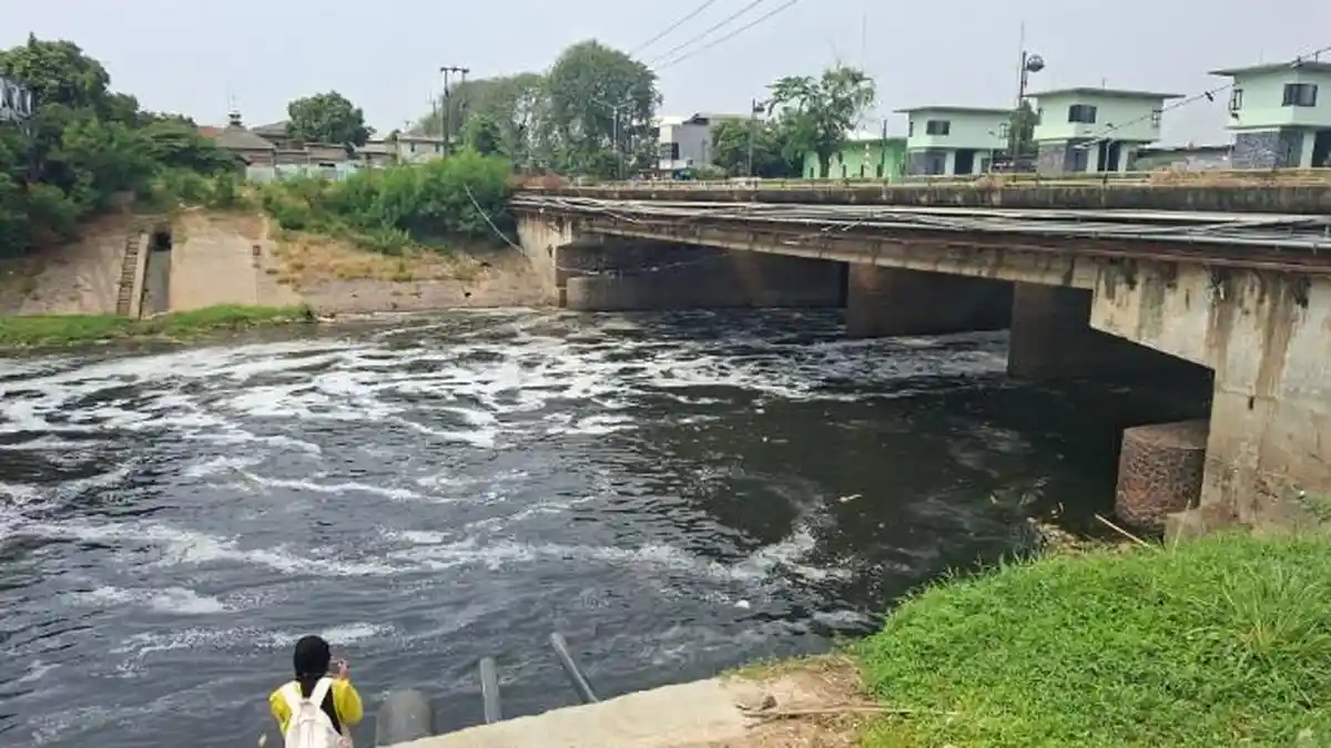 Kali Bekasi Menghitam Lagi, DLH Desak Penindakan Tegas Pusat