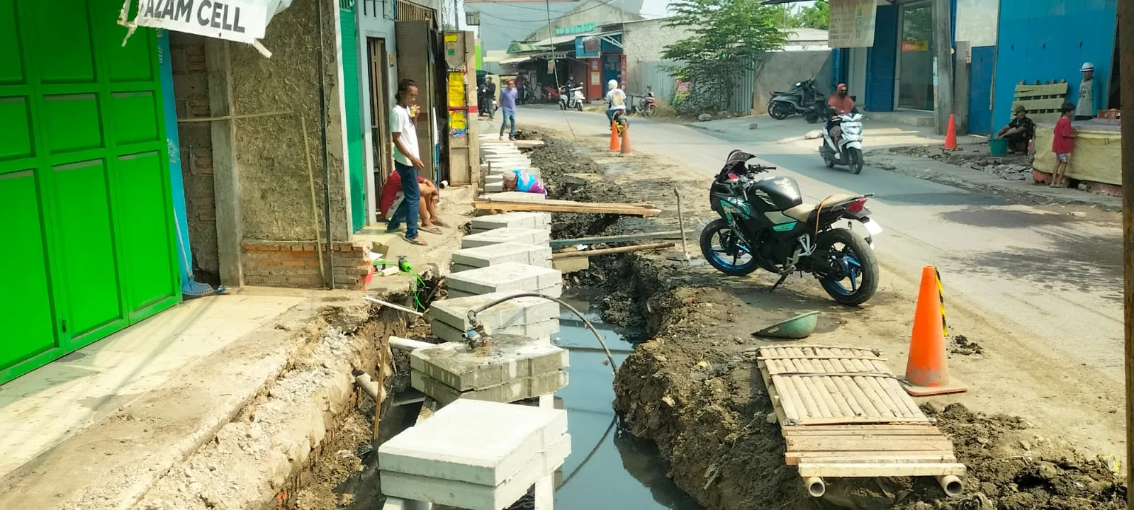 Pemasangan U-Ditch di Jalan Raya Pertamina Kedung Jaya Disorot, Papan Proyek Tak Terlihat
